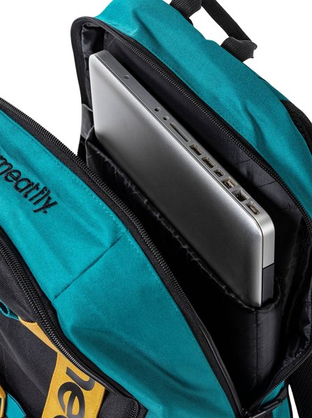 Školní Batoh Meatfly Basejumper Dark Jade/Black 22 L + penál zdarma 24/25